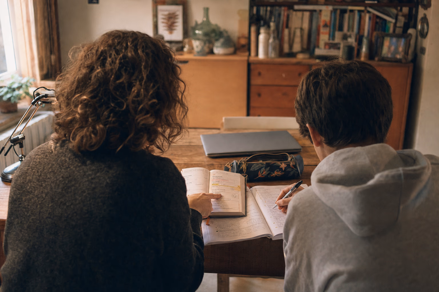 Padre revisando notas escolares con su hijo.